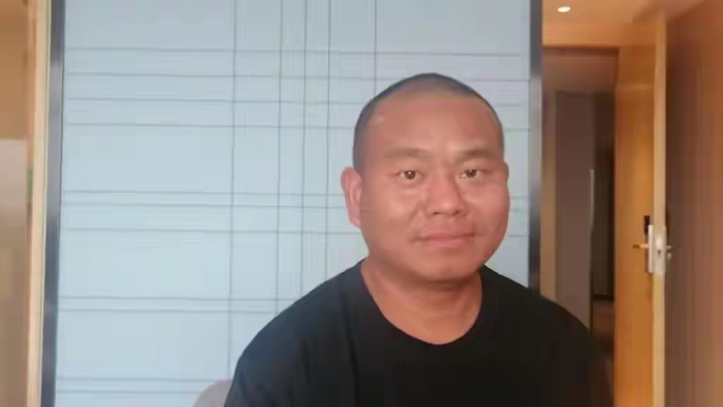 39岁男子散步时踩到瓜皮坠海漂流6天6夜，生吃七八十只螃蟹保命，“全靠求生本能支