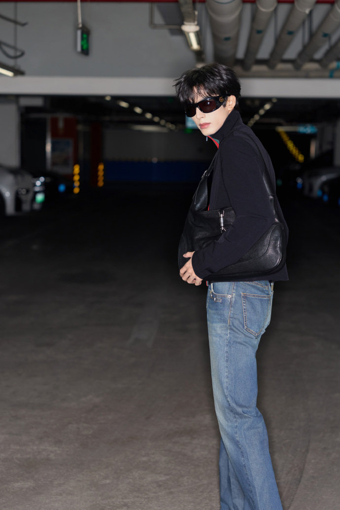 宋威龙出发图 宋威龙墨镜一戴即刻出发 宋威龙出发图有，立领上衣搭配牛仔裤，宋威龙