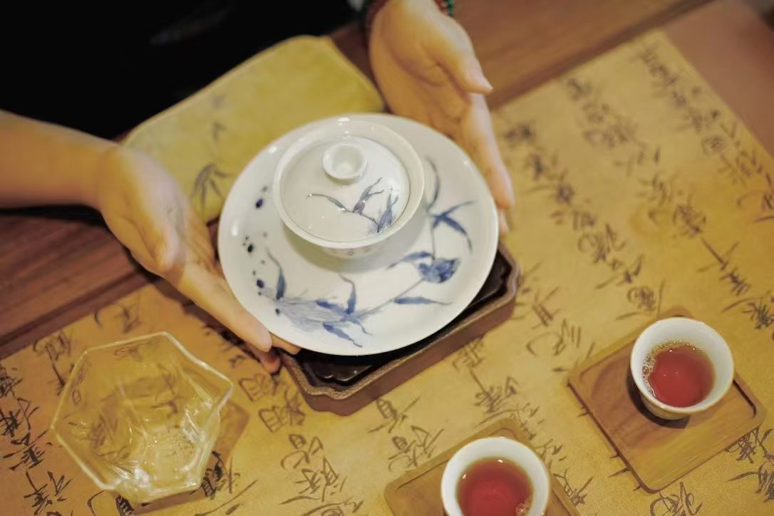 茶道  每个茶人都有自己的行茶动线，舒服的茶席不必复杂。但规矩与秩序，从来不是束