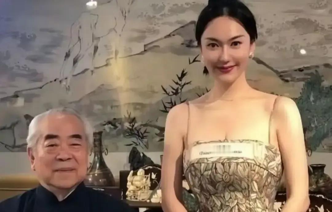 87岁得子，第一件事是发声明切断所有前子女的继承权。
他抱着新生儿合照时，律师正