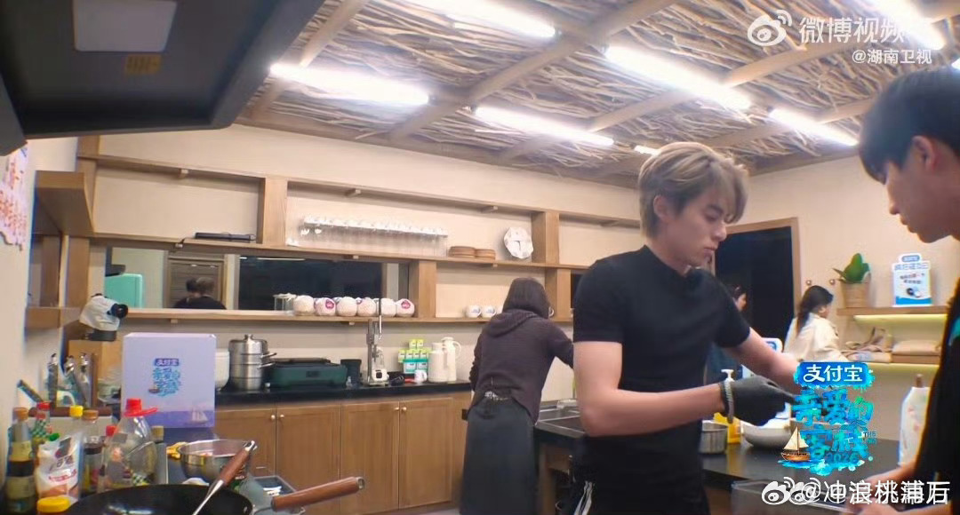 王鹤棣做炸酱隔着屏幕已经流口水了！王鹤棣的秘制炸酱配方+教程终于来啦！酱香浓郁超