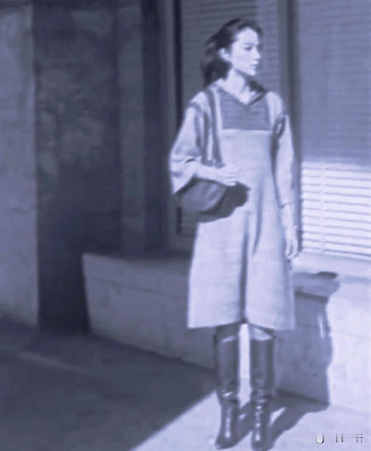 她往那一站，就是一道绝美的风景线！
这才是刻在骨相里的美啊
往那一站不用刻意摆拍