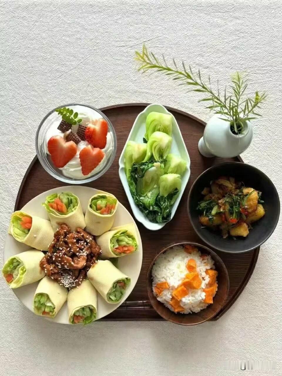 情商是啥？
就是饭前先夸一句“这味儿闻着就地道”，夸完再动筷子。

家里有菜咸了