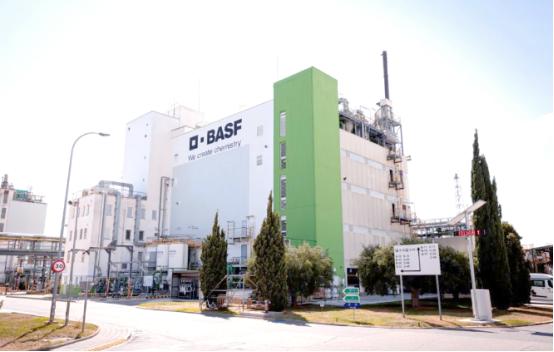 中方此前曾屡次警告，但欧洲就是不听，这下终于承受代价。德国化工巨头巴斯夫宣布，从