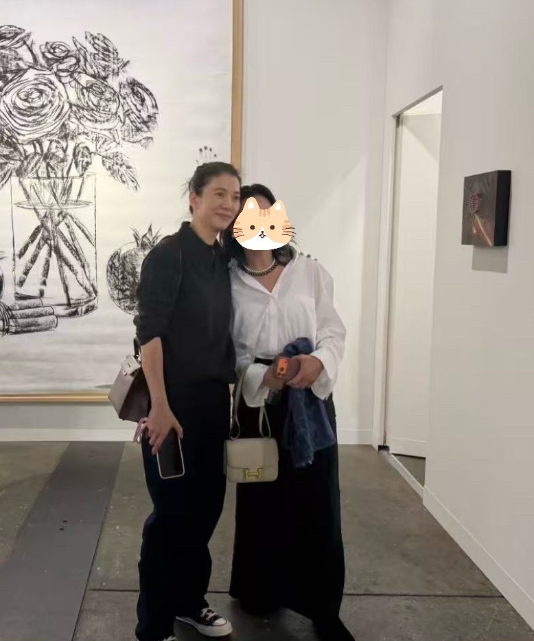 袁咏仪素颜逛展 53岁袁咏仪素颜状态靓靓不愧是靓靓，真美女从不畏惧素颜，而且从出