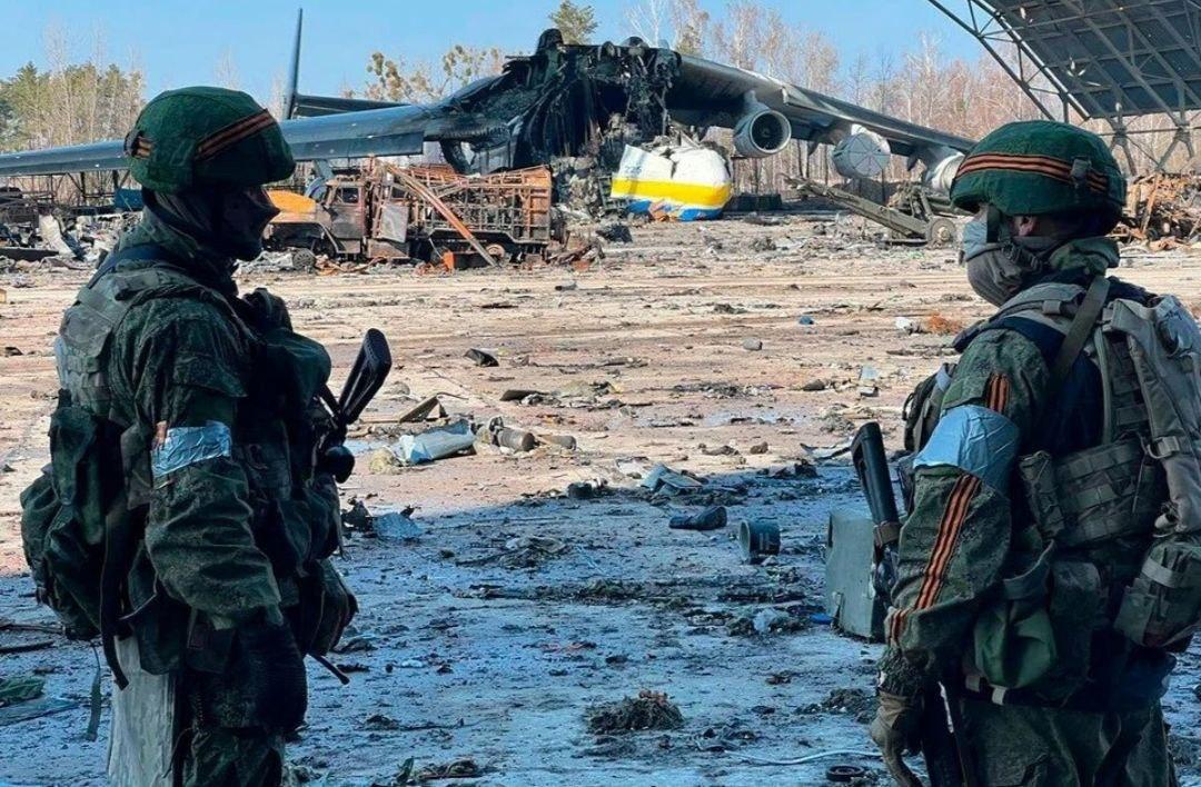 四张来自俄罗斯空降兵在2022年2月24日至25日对安东诺夫机场（戈斯托梅尔）进