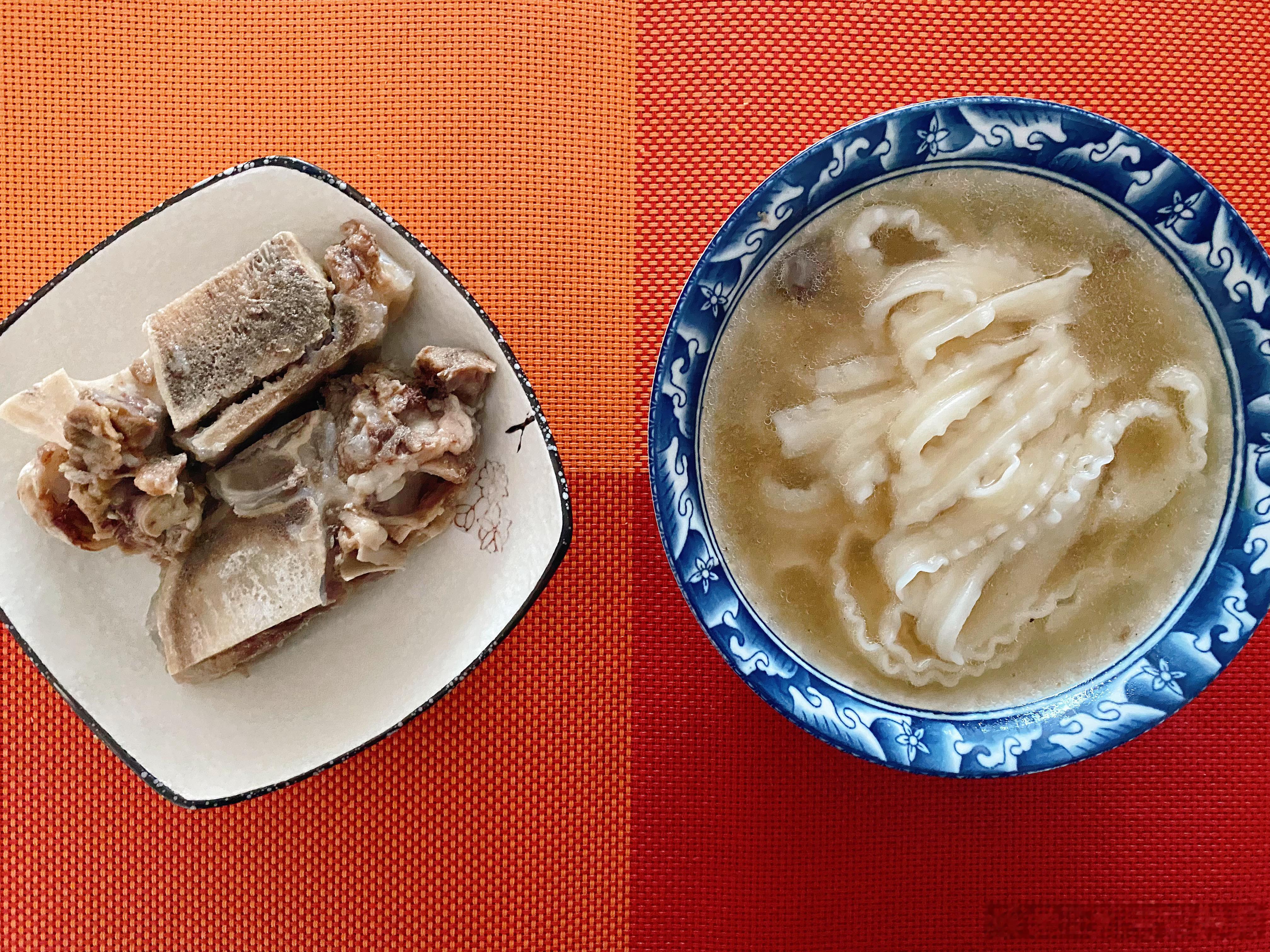 早餐哥  9月24日早餐牛骨汤刀削面，牛骨明天中秋，今天简单吃点。 ​​​