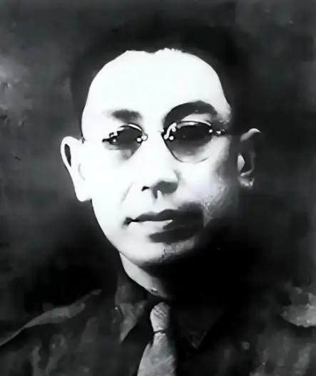 1948年深夜，蒋经国带特务突袭郭汝瑰家，想找"通共"证据。一进门全傻眼：堂堂中