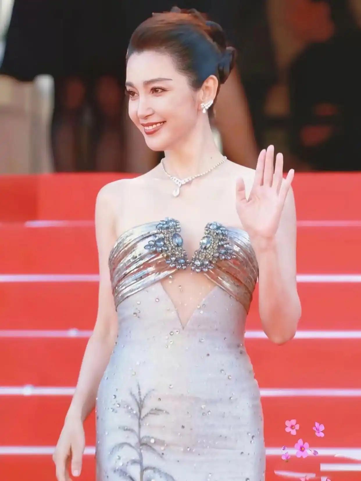 [太阳]1997年，任泉向李冰冰借4万元，让她入股，李冰冰拒绝了，没想到几年后肠