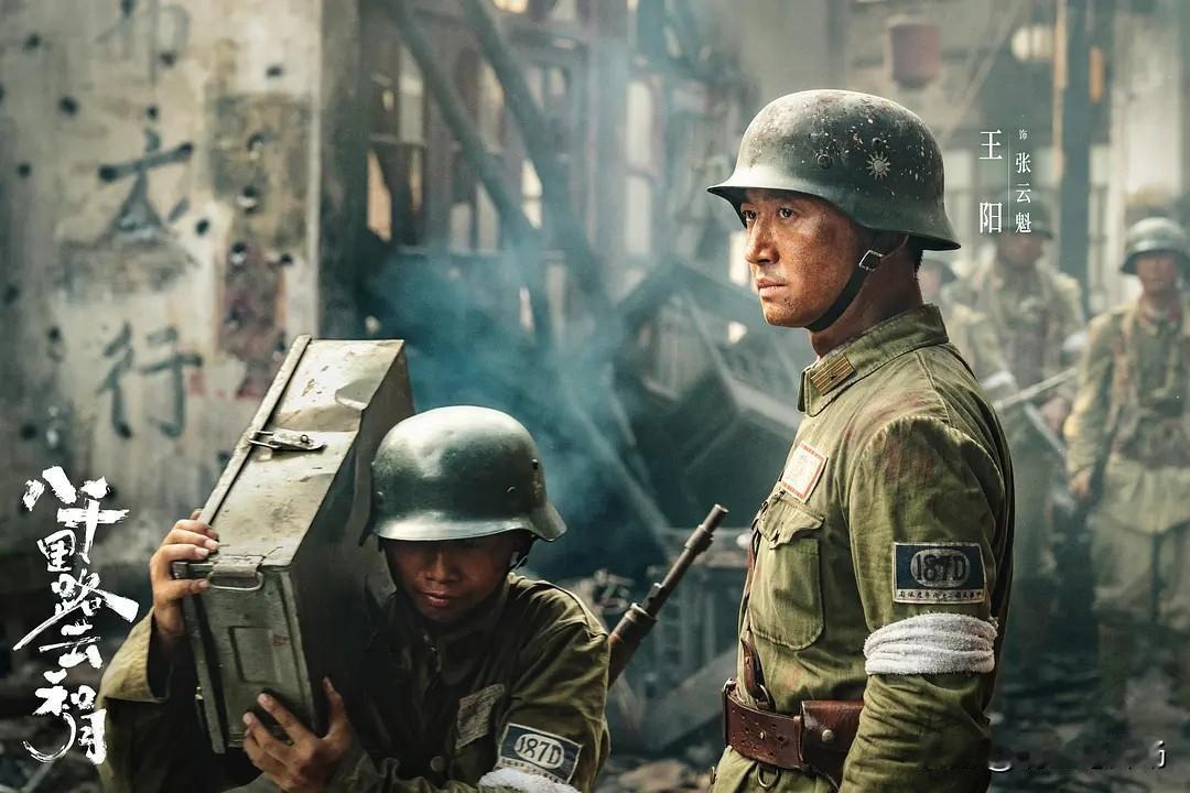 他很会安排故事的讲述方式。这部剧采用前线和后方两条线索同时拍摄，一边拍战场上战士