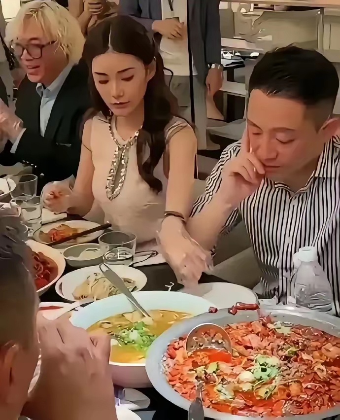 筱梅剥好虾自然的递给小菲总，小菲专吃虾头留虾肉老婆吃，可能这就是爱情的模样吧？ 