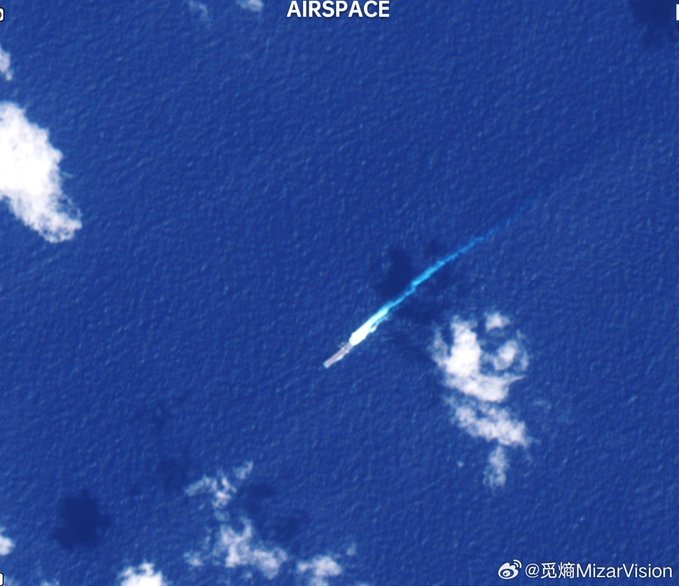 🔻MizarVision 卫星图像显示，美国海军"的黎波里"号两栖攻击舰（LH