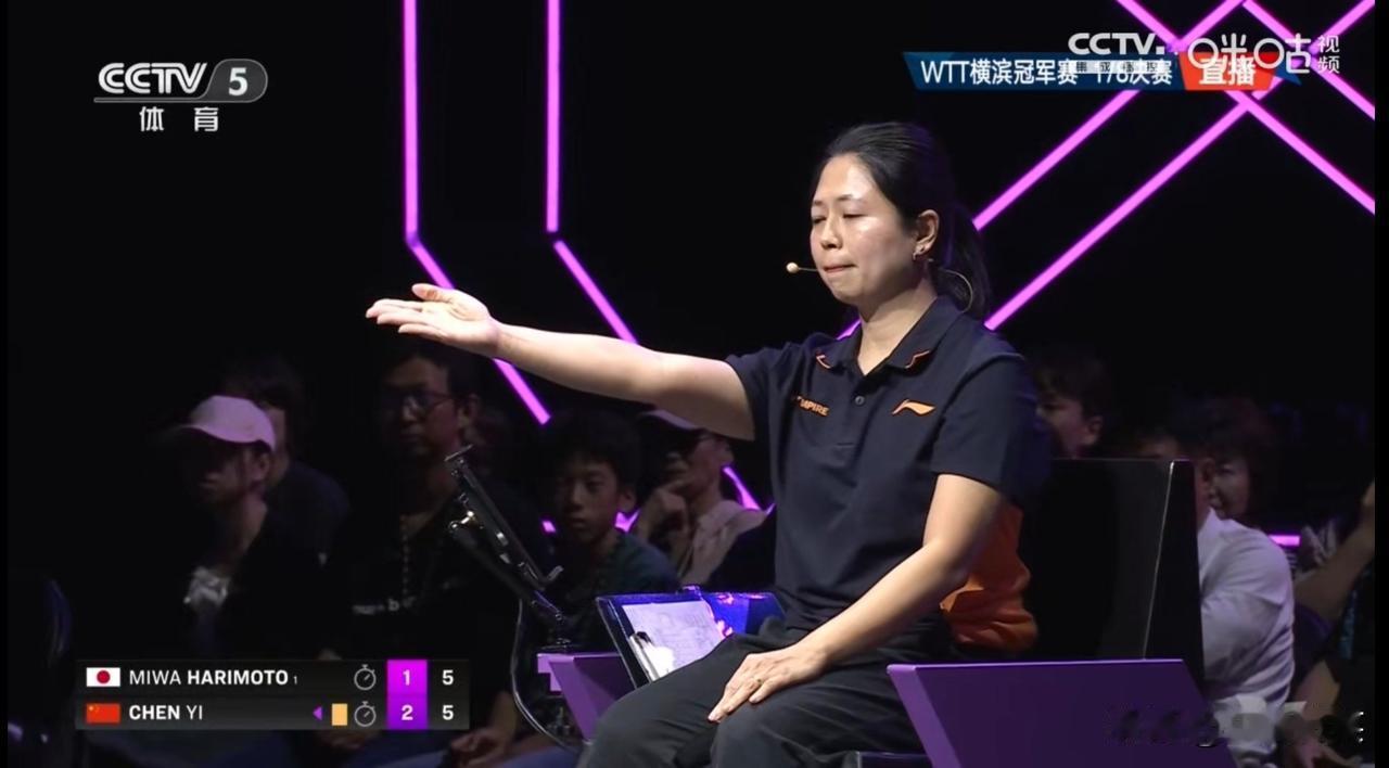 这位女裁判什么情况呢？
在陈熠大比分2:1领先的情况下，第四局陈熠5:4领先时，