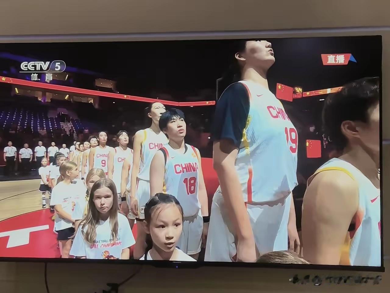 如果用一个词来形容，昨晚的中国女篮，不是“惨败”，也不是“遗憾”，而是悲壮。
