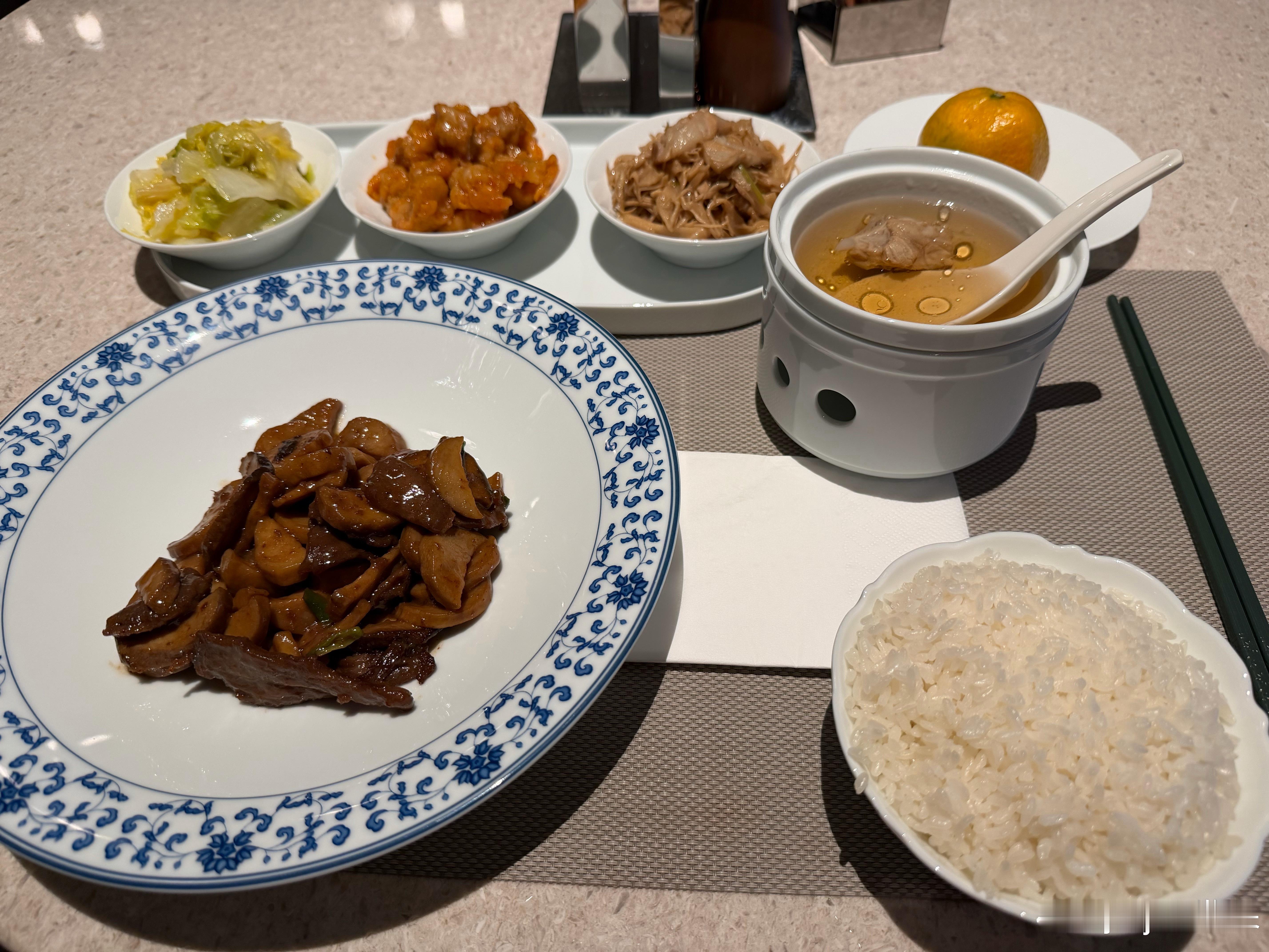 今日吃商务午餐哈哈哈哈 