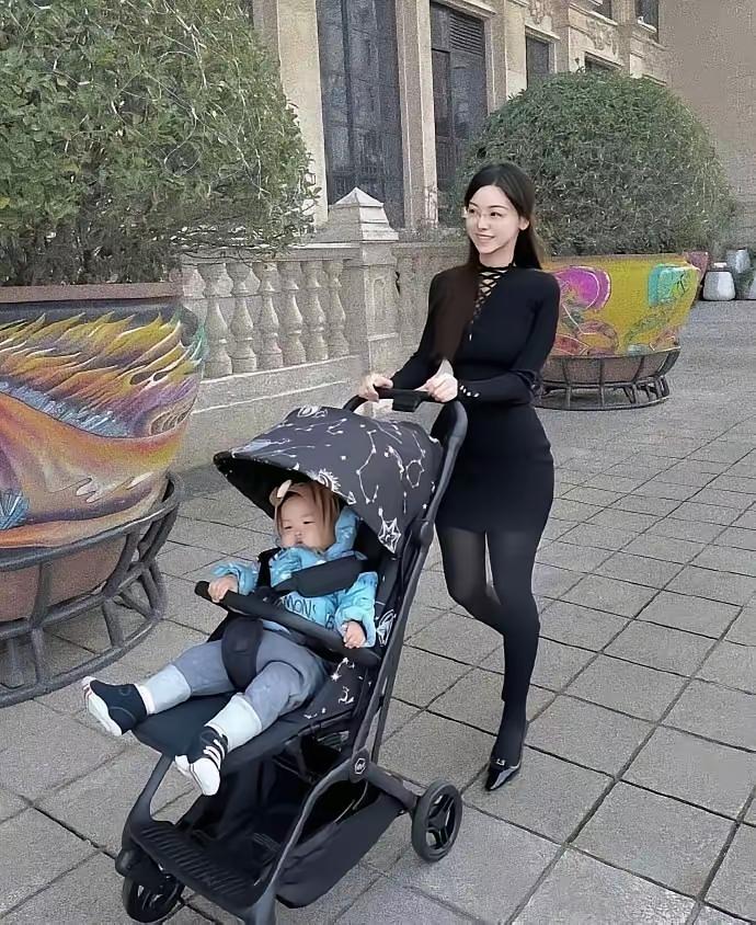 时尚辣妈带萌娃出行，都市生活的一抹亮色！👩‍👧‍👦