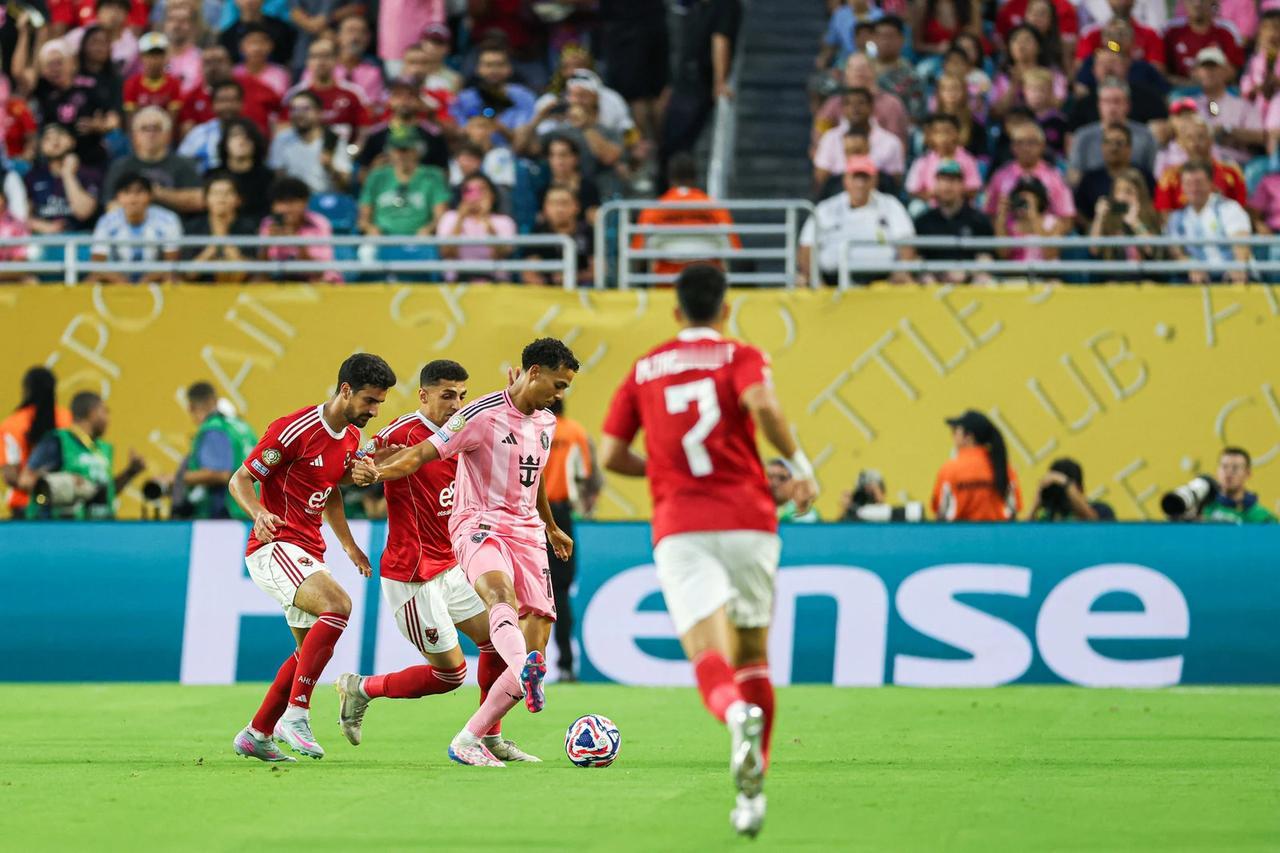海信作为2025年FIFA世俱杯的全球首个VAR显示官方合作伙伴，展示了中国在高