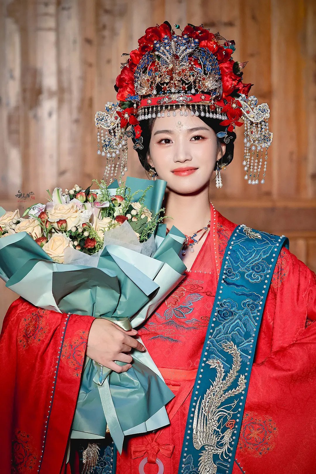 卢昱晓这张大婚造型真的有点幻视虞书欣。 ​​​