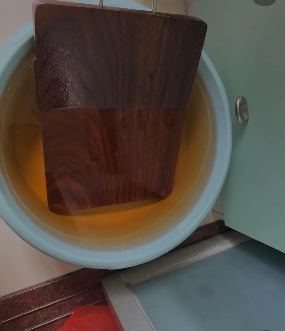 新砧板泡水后，这桶水直接变黄汤了…这还能用来切菜吗？
 
刚买的木砧板，按说要泡
