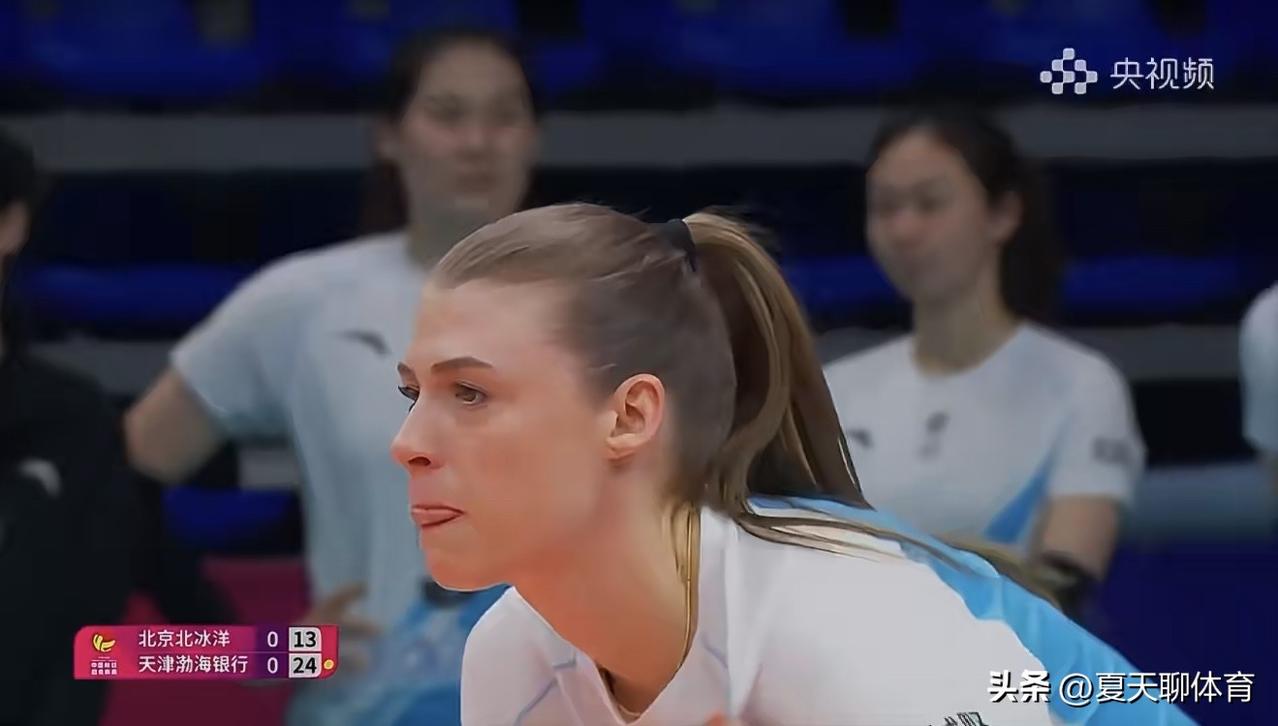 北京女排外援法布里斯哭得梨花带雨的！京津女排生死大战第一局，首发接应法布里斯在第