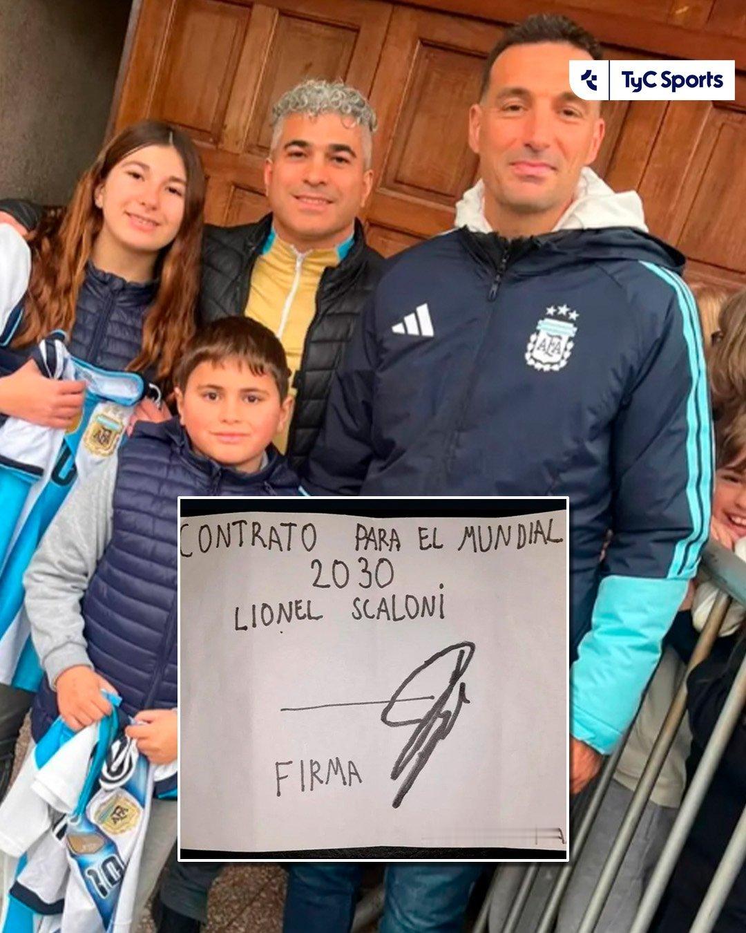 🇦🇷👏一家人去莱昂内尔·斯卡洛尼位于普哈托的家中拜访，男孩让他签署了一份“