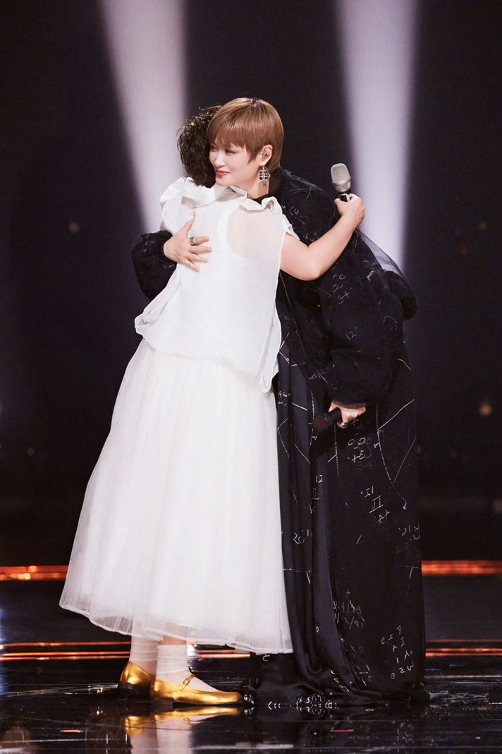 李宇春王菀之眼神并不清白我有恋姐癖是李宇春的错 李宇春和王菀之在《国乐无双》里的