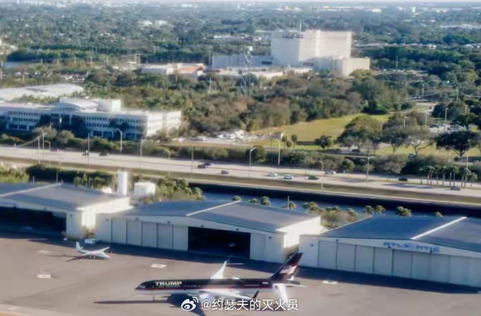 美国共和党籍佛罗里达州长罗恩·德桑蒂斯已经签署了法案，将该州棕榈滩国际机场更名为