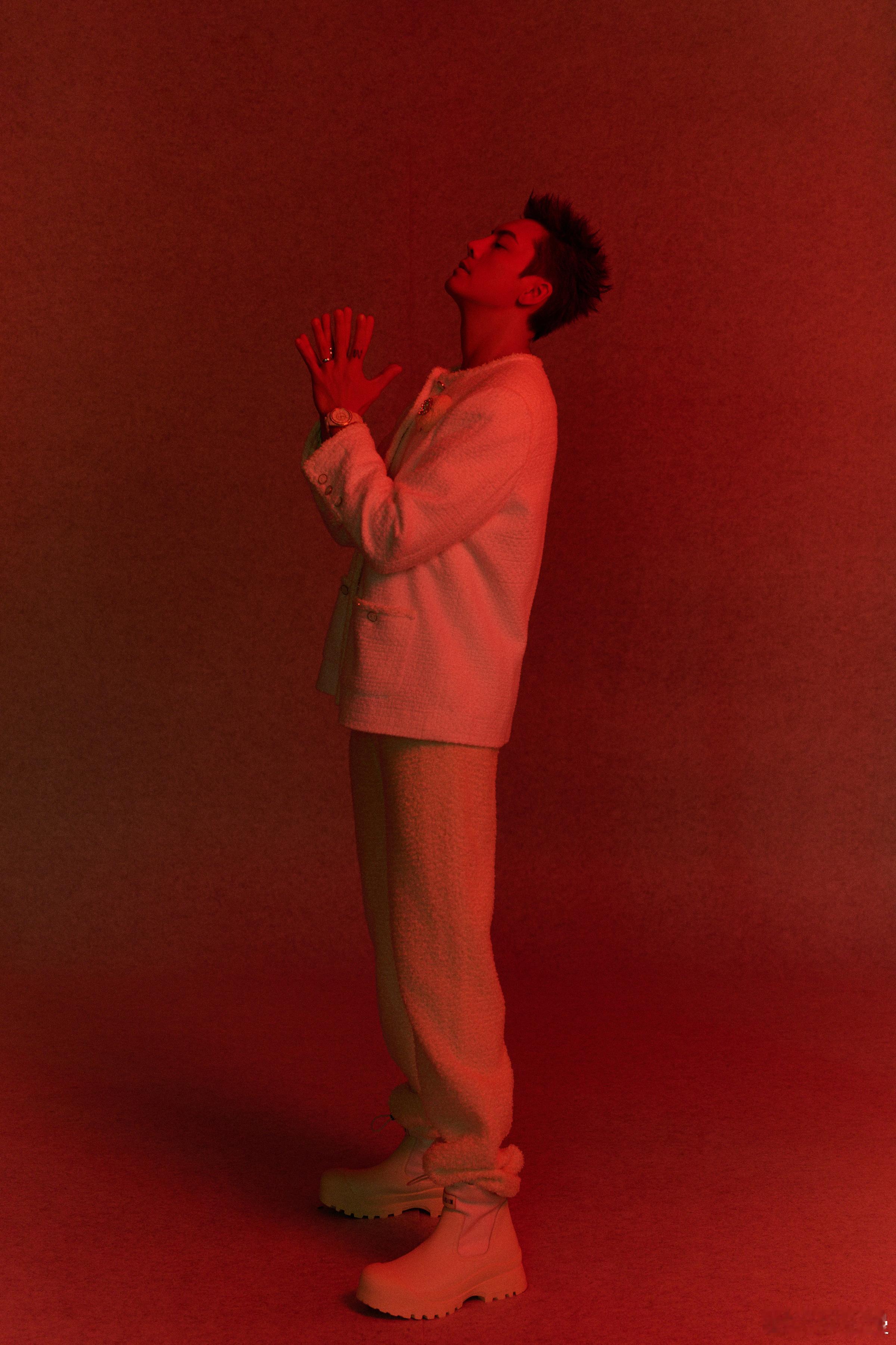 陈伟霆人红五官也帅得清晰陈伟霆带着张大佛爷回长沙跨年，三种风格穿搭帅到五官分明，