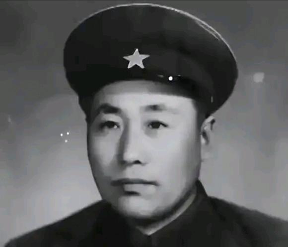 1944年，东北抗联将领于天放在黑龙江被捕，他夜里借口上厕所，用烙铁狠狠砸向看守
