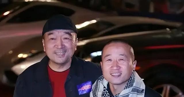 1999年秋，李彧的大哥大在出租屋里响得刺耳。
对方说能给三百万拍电视剧，条件