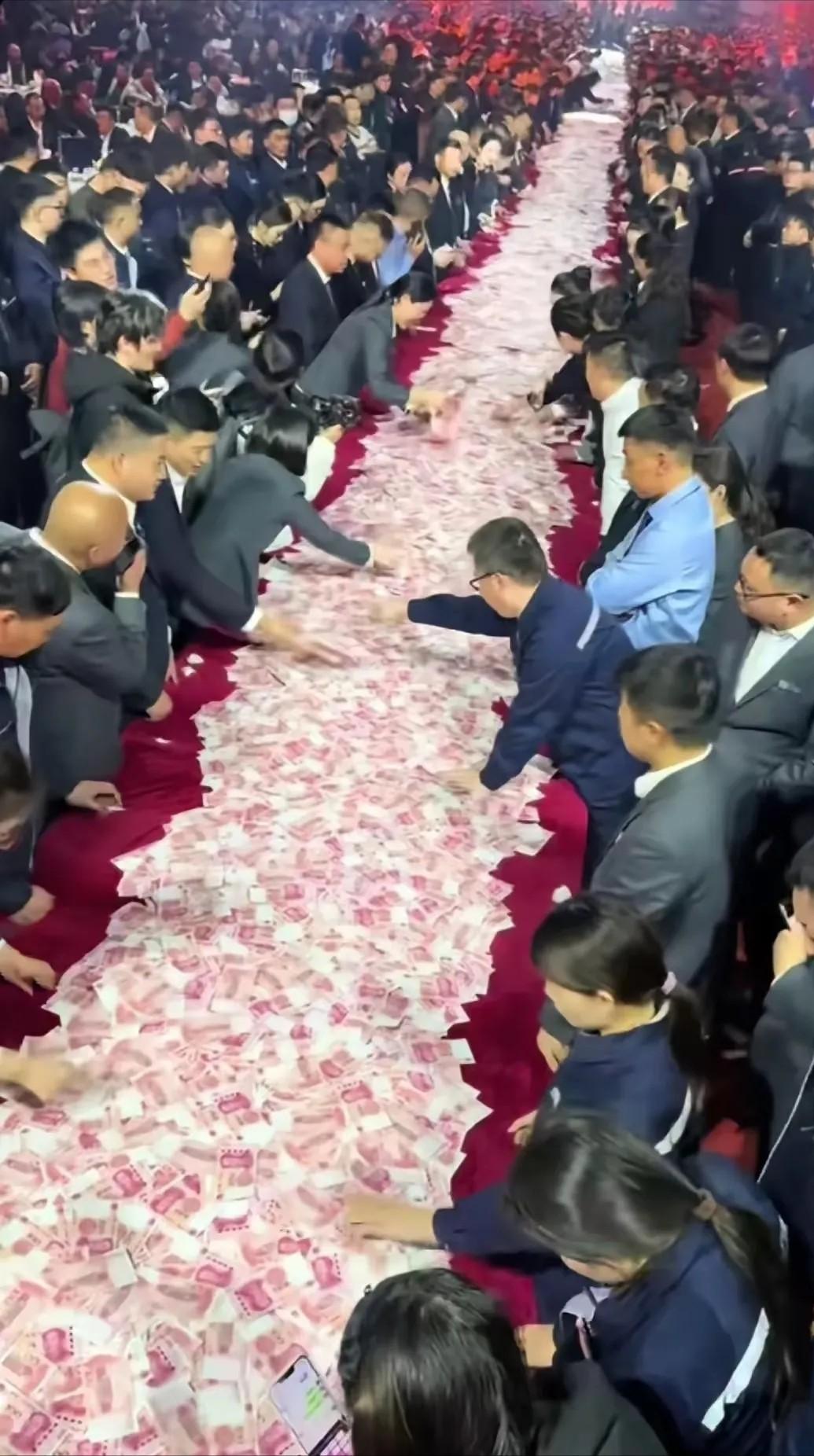 这样的老板谁不爱？一年一度的河南矿山老板崔培军又开始发钱了！这次发钱更夸张！因为