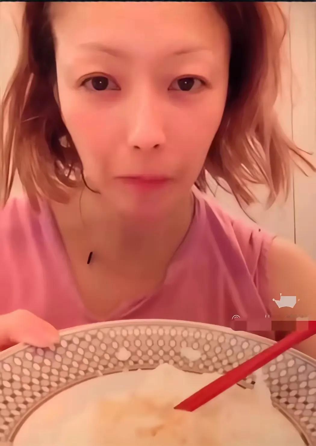 我不说你绝对想不到她是谁？
面黄肌瘦的头发也很乱
上直播也没有打理一下
这还是开