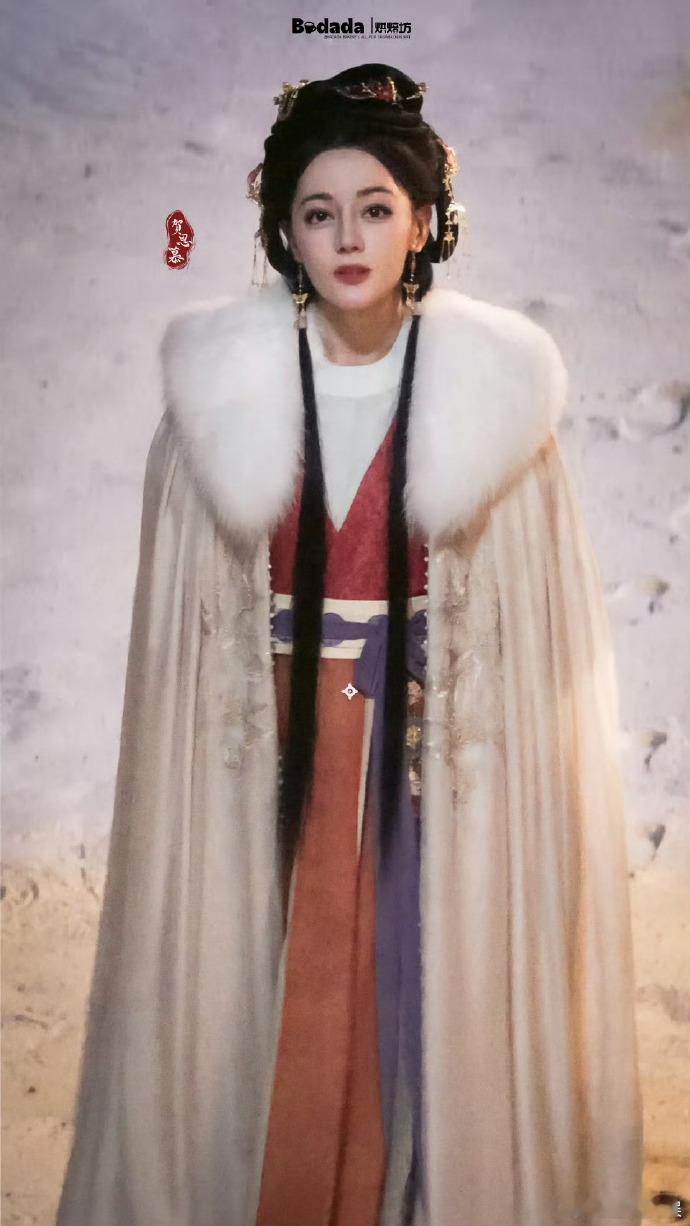 迪丽热巴白色毛绒披风  迪丽热巴白色毛绒披风雪景路透，真的被热巴美晕了，能不能边