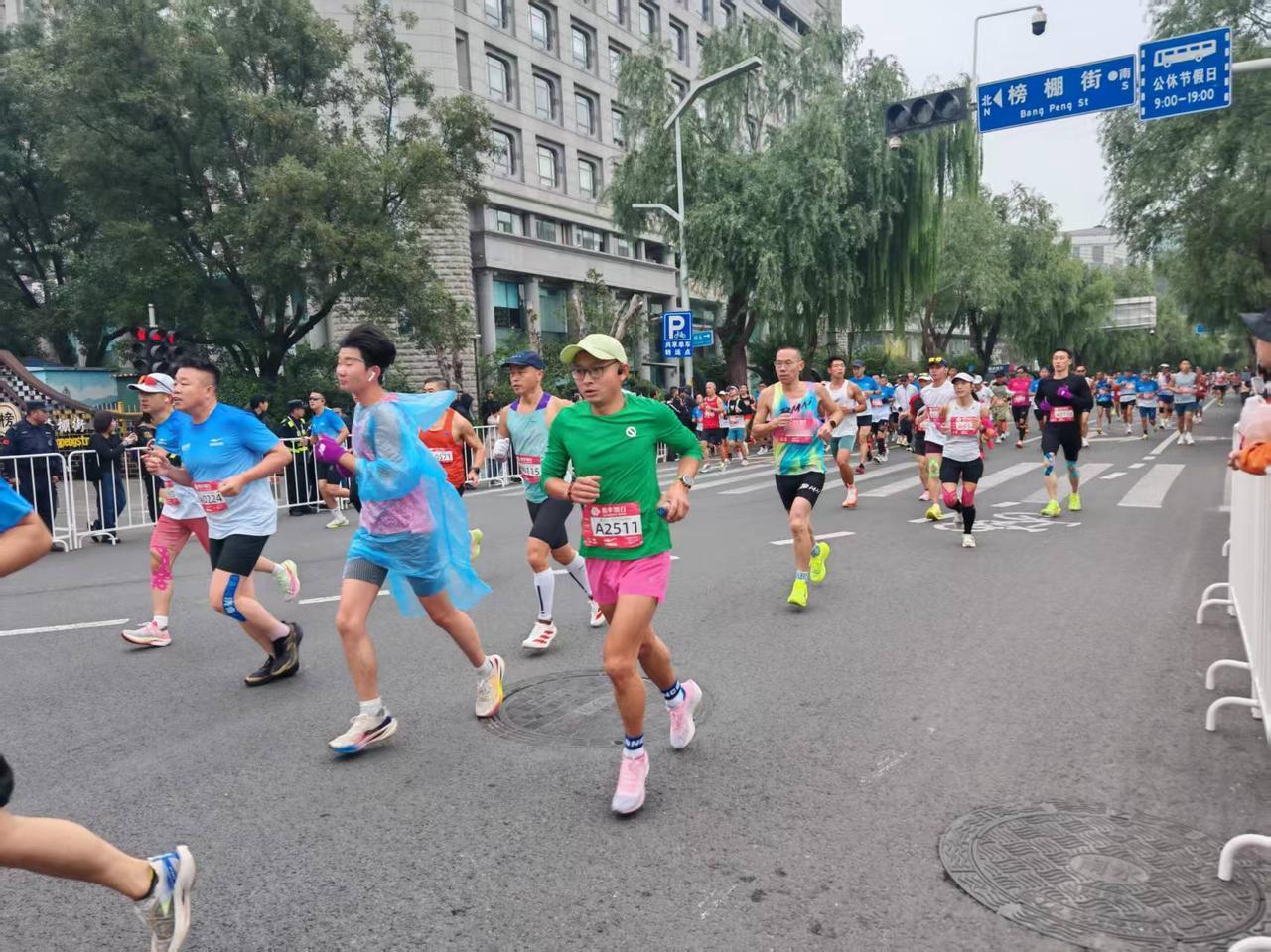 今天济南这场马拉松真是让我开了眼界！
之前以为都是爱运动人士参加的，只有我朋友今