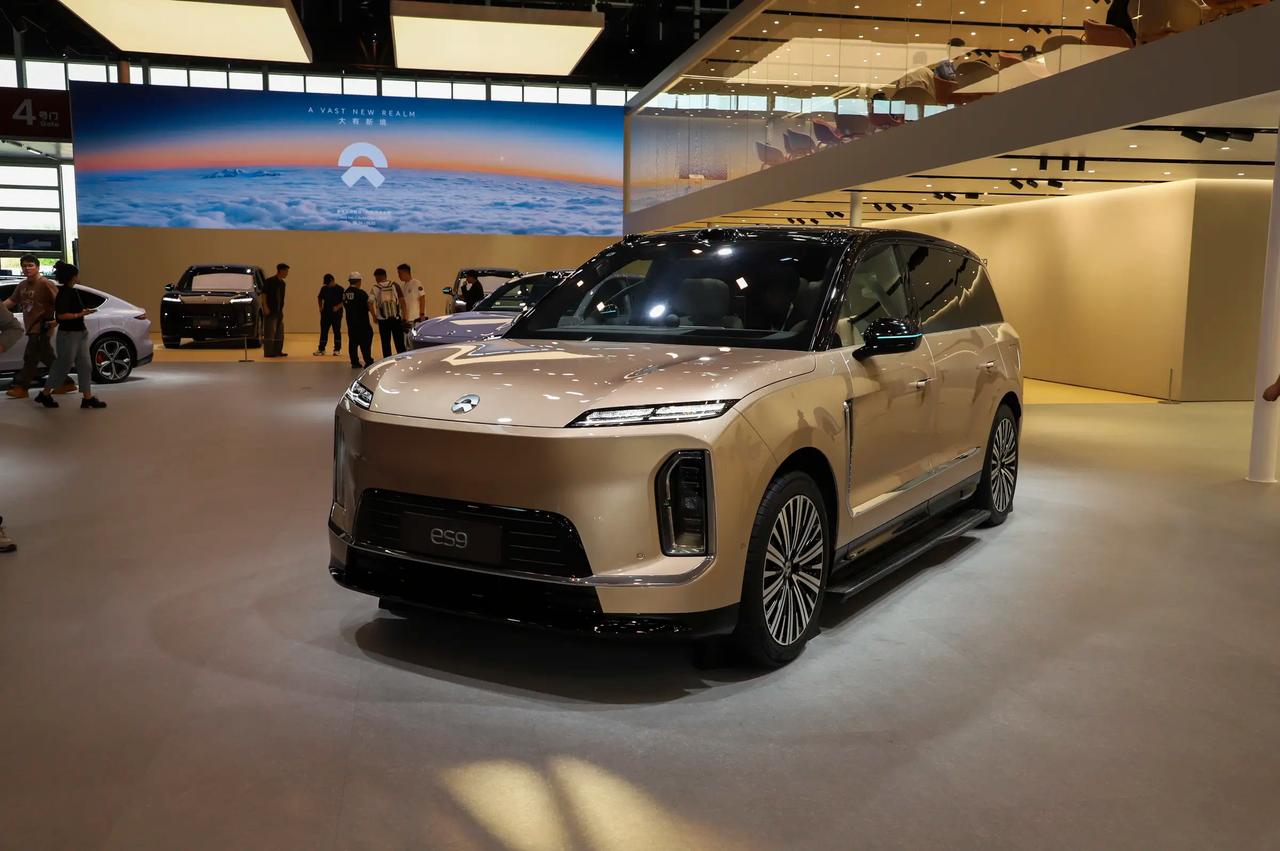 从权益上看，我觉得蔚来ES9这车，有在顾忌老用户的情绪🚗。5000元抵1000