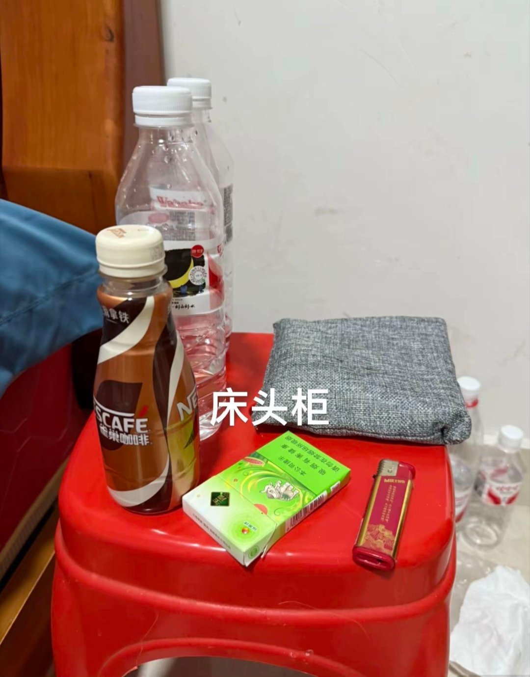 两广男生没结婚，他的房间样子 
