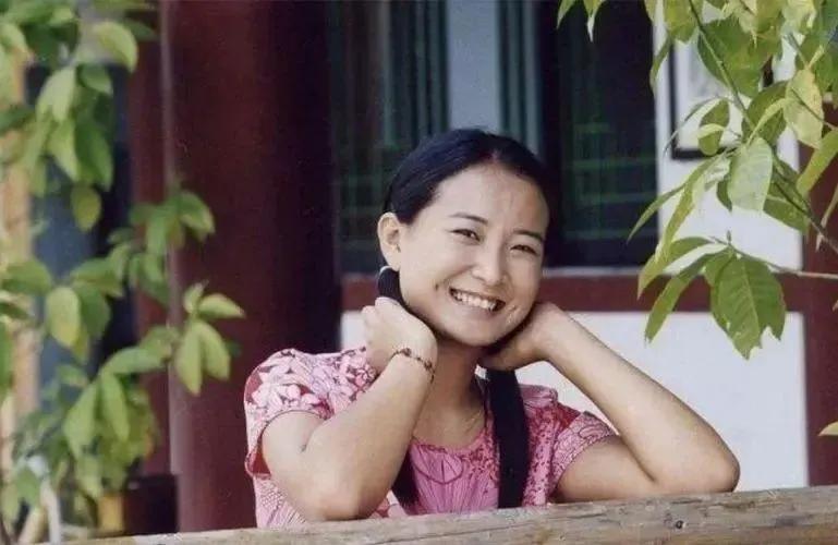 贾玲首度公开瘦100斤海报，全身肌肉脸小一圈，美到认不出，#贾玲瘦出下颌线# 怎