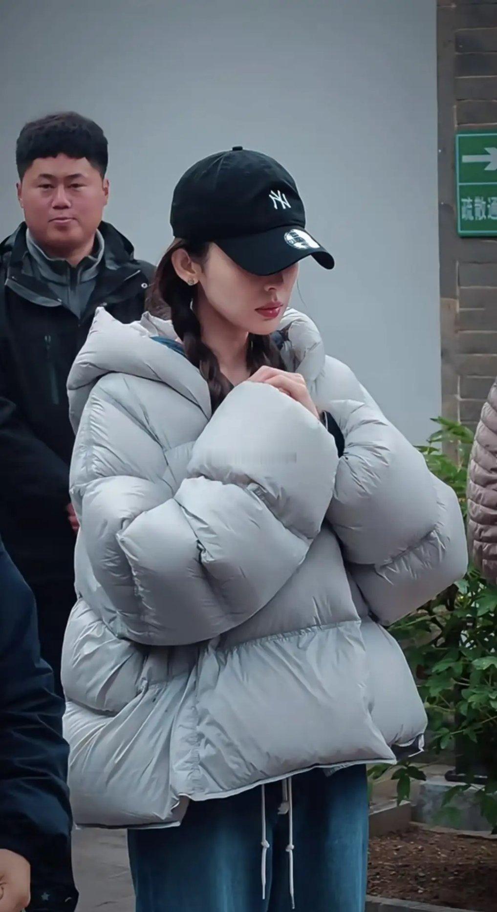古力娜扎再赴大孤山，双麻花辫素颜出镜，气质温柔恬淡，灵动又仙气十足 
