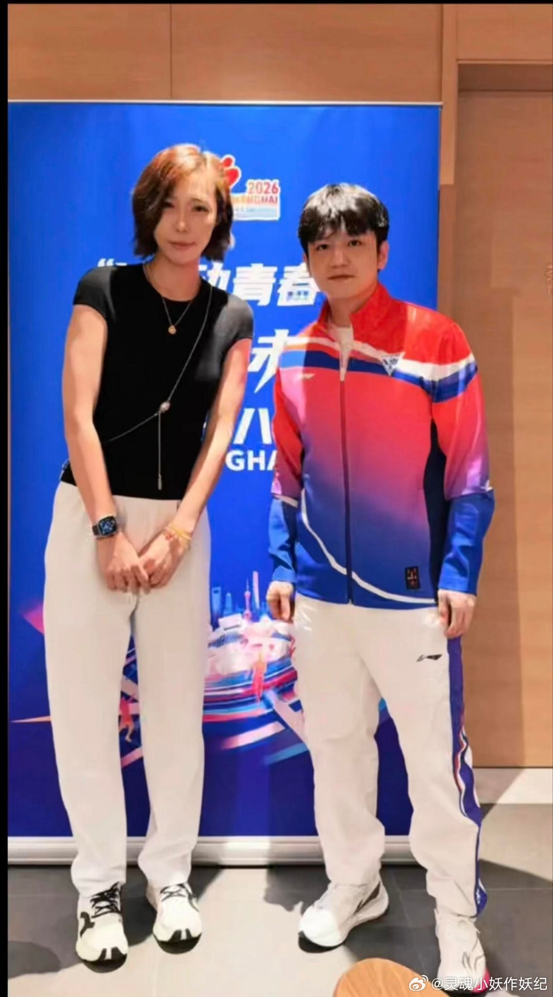 樊振东新合影，孩子这头发不热么