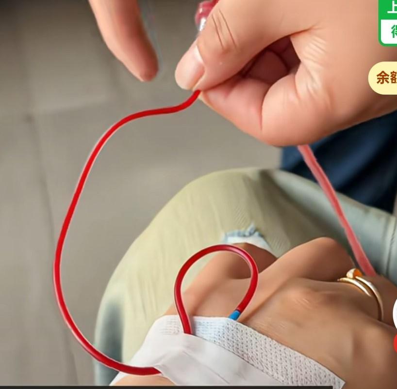 女子到诊所里输液，但是输液管里弄的全是回血，
医生在旁边使劲弹管子，
想把血弄回
