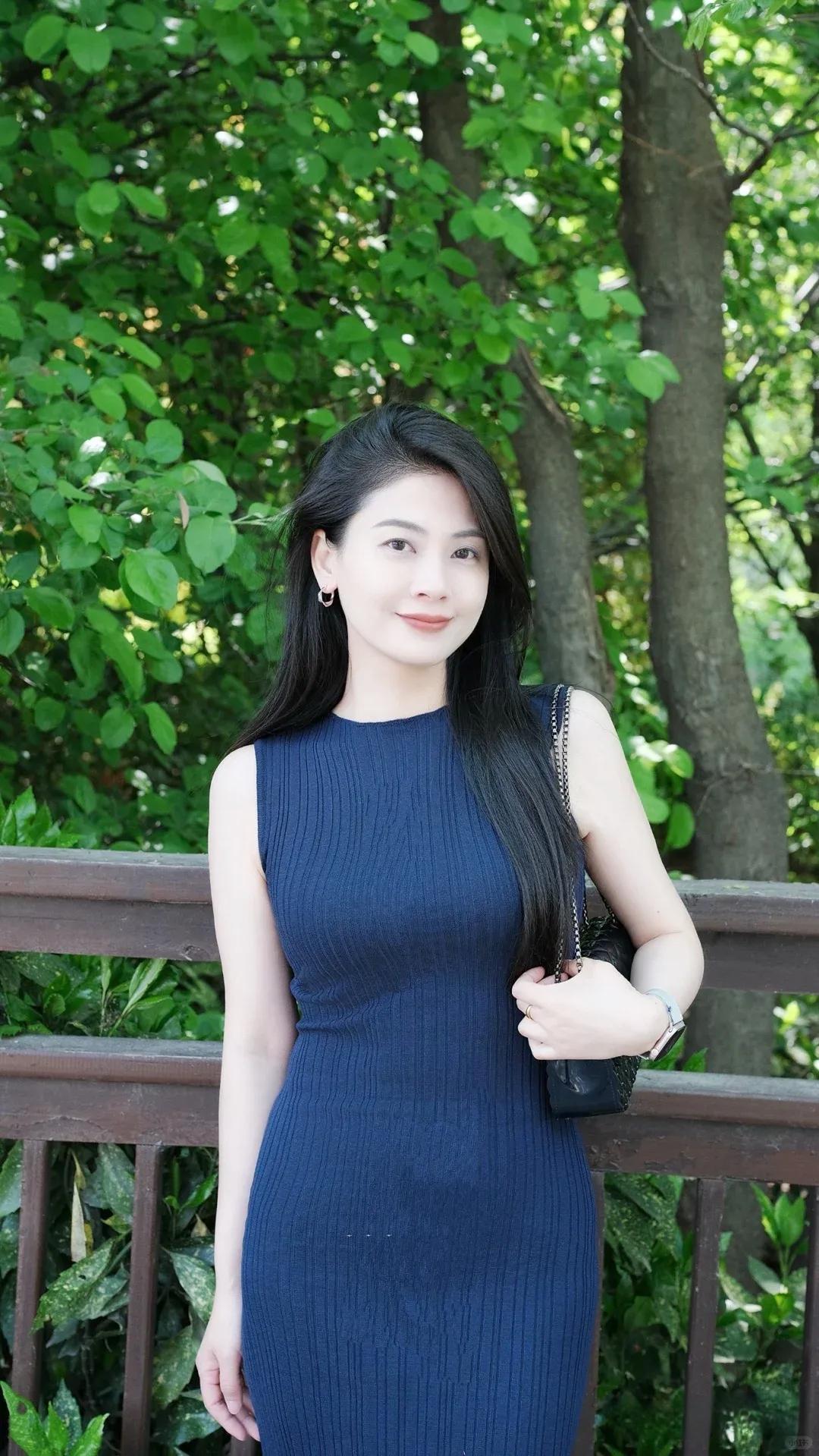 夏日穿搭指南：优雅蓝色连衣裙，搭配自然绿意背景，尽显清新与时尚！🌿👗💃