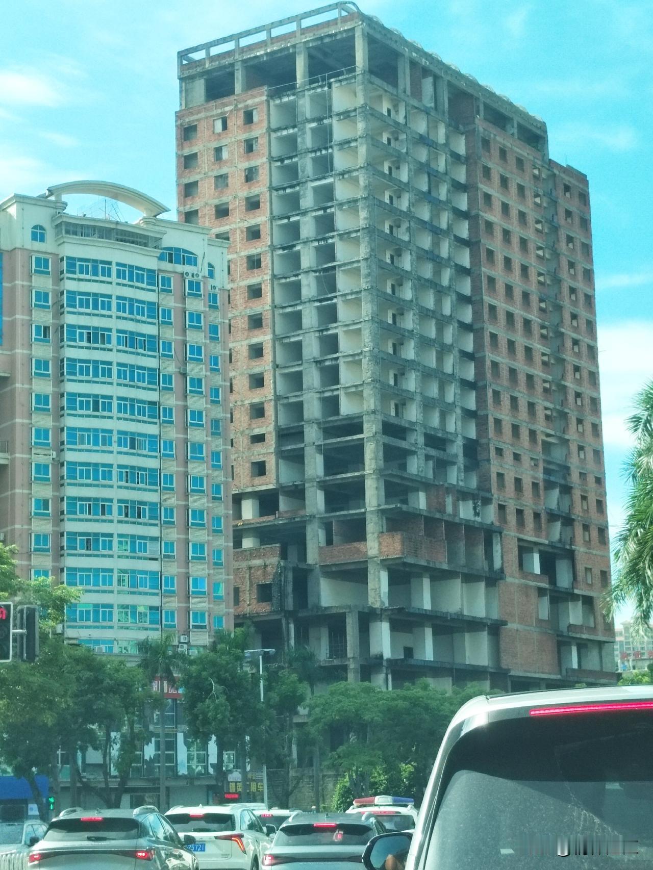 在湛江赤坎区，位于人民大道北与康顺路交汇处的附近，一栋烂尾楼成为市民眼中的风景线