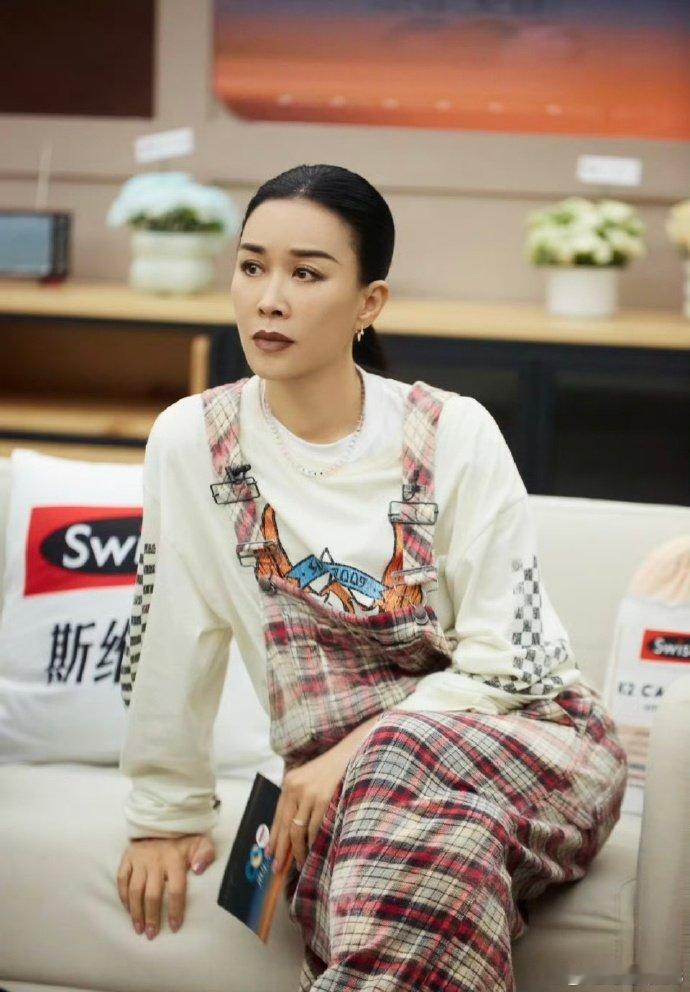 那英声生不息金曲盛典连唱6首舞台上光芒万丈，连唱六首游刃有余，超强气息稳定输出，