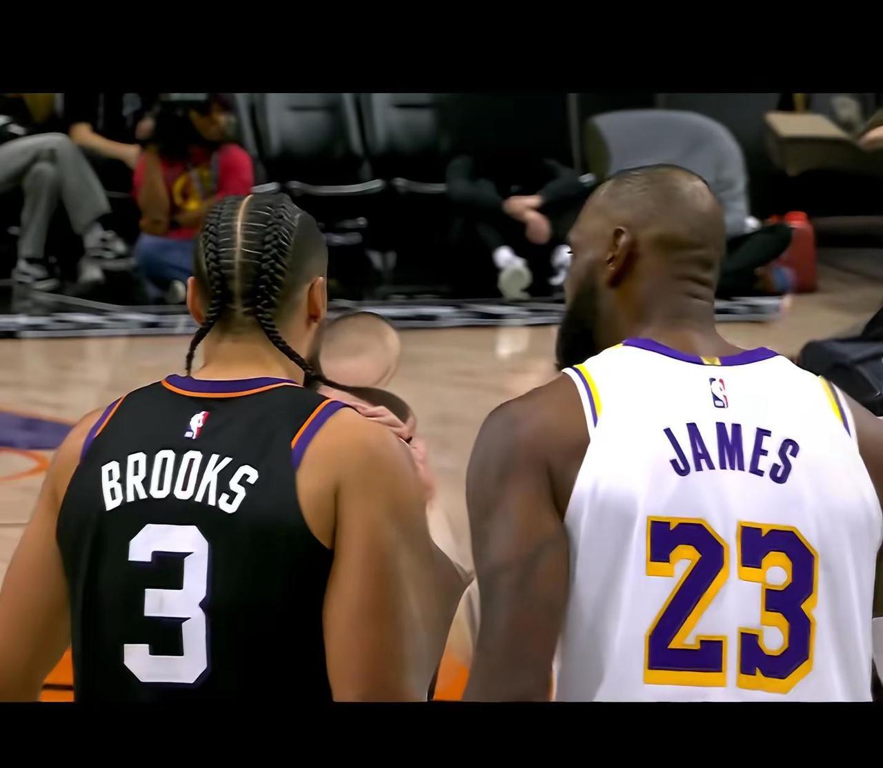 勒布朗·詹姆斯在输球后，推门走进空无一人的球馆。
他抓起篮球，在凌晨三点的寂静里