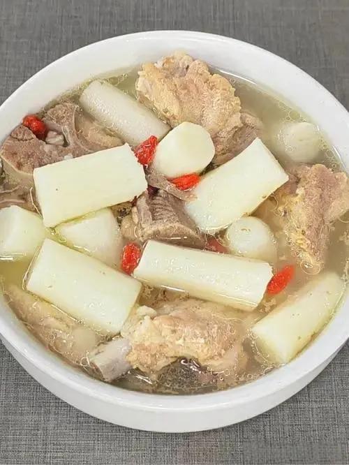 相册里的美食，排骨山药汤

排骨山药汤的特点在于汤汁鲜美、营养丰富。猪排骨炖煮后