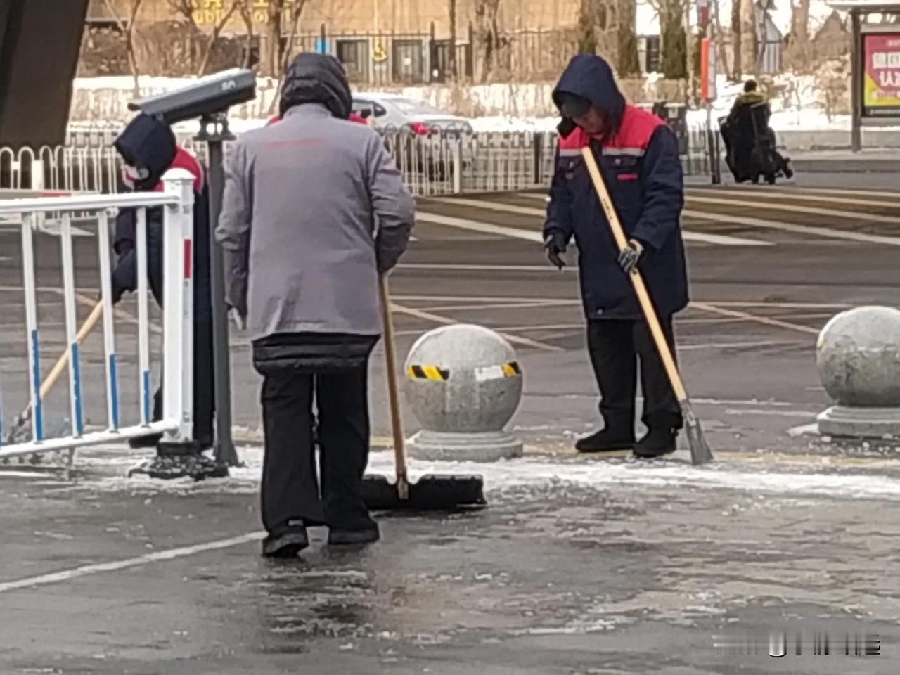 一场雪后气温突然骤降，天气变得非常寒冷。道路的积雪已经结冰，给道路交通安全带来了