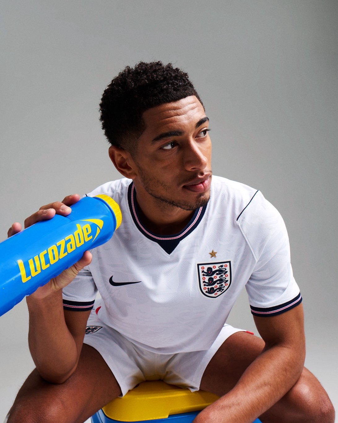 lucozade更新了一组贝林穿着新版球衣的照片，恭喜贝林厄姆入选英格兰世界杯大