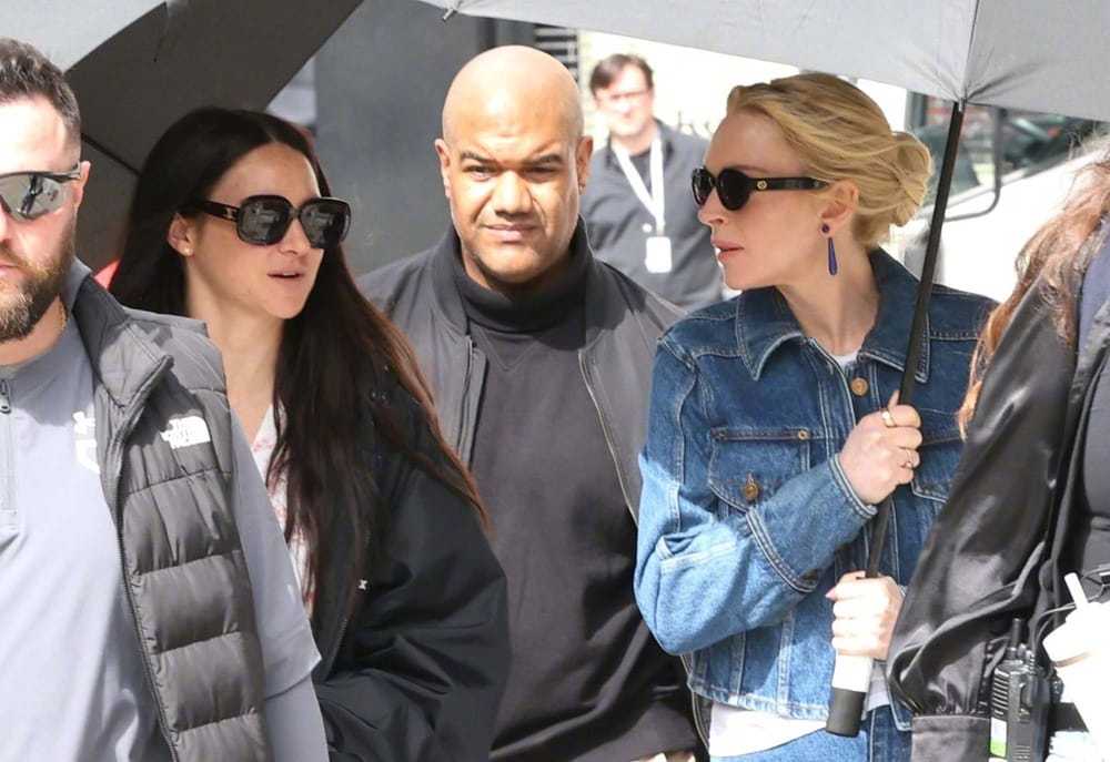 林赛·罗翰身穿条纹衬衫、黑色大衣，手提香奈儿包，抵达纽约电视剧Count Me 