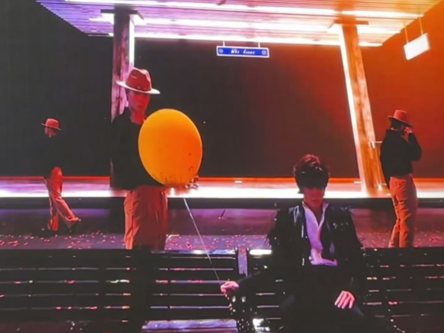 宋亚轩被气球炸了吓一跳宋亚轩的帽子被风吹掉了 宋亚轩被气球炸了吓一跳哈哈哈哈 