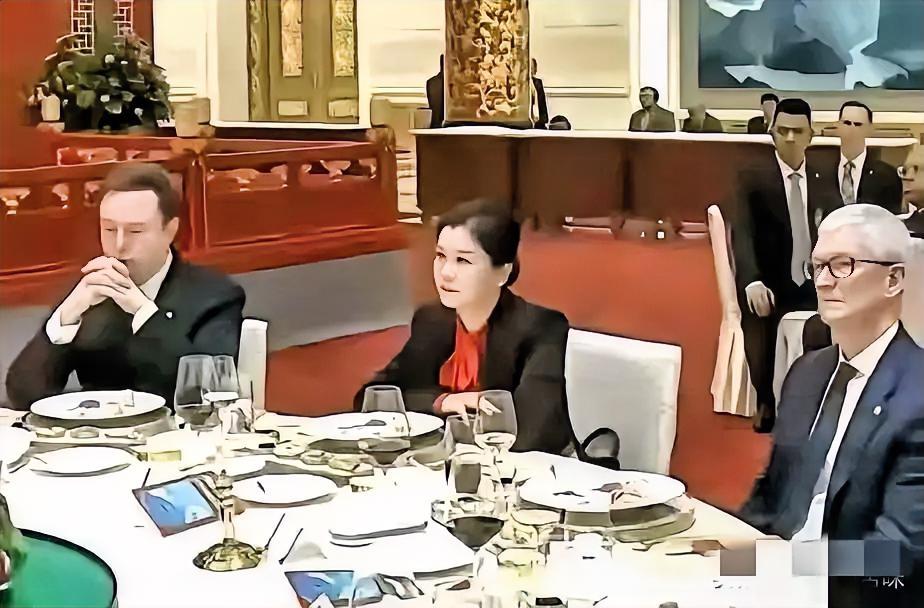 很多人好奇坐在马斯克和库克中间的女人是谁？她叫周群飞，1970年出生于湖南湘乡。